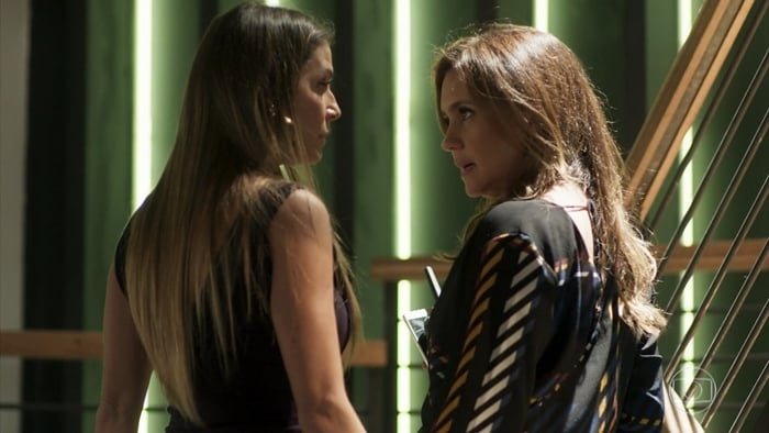 Karola (Deborah Secco) e Laureta (Adriana Esteves) em cena de Segundo Sol (Foto: Reprodução/Globo)