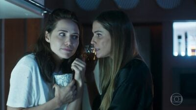 Rosa (Letícia Colin) e Karola (Deborah Secco) em cena de Segundo Sol
(Foto: Reprodução/Globo)
