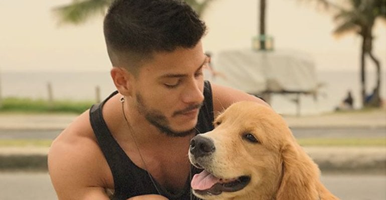 Arthur Aguiar e seu antigo cachorro (Foto: Reprodução)