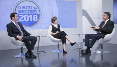 Eduardo Ribeiro e Christina Lemos em sabatina com Jair Bolsonaro
(Foto: Edu Moraes/Record)