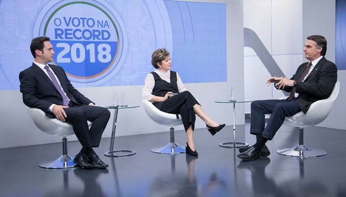 Eduardo Ribeiro e Christina Lemos em sabatina com Jair Bolsonaro (Foto: Edu Moraes/Record)