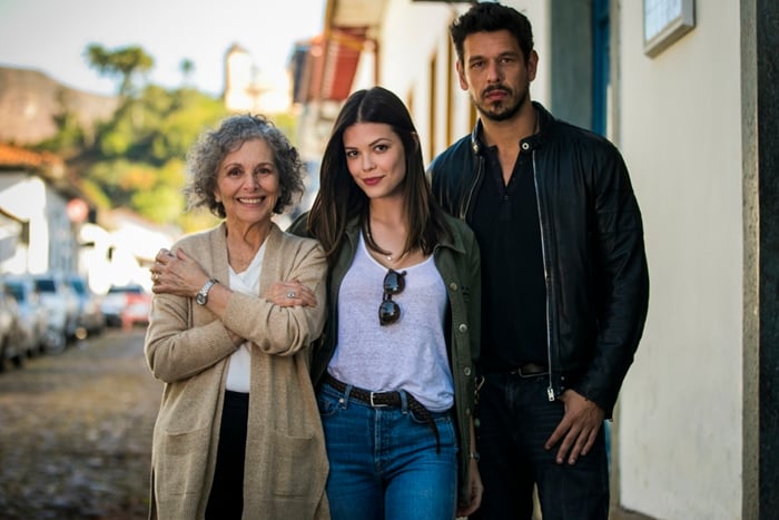 Margot (Irene Ravache), Cris (Vitória Strada) e Alain (João Vicente de Castro) em Espelho da Vida (Foto: Globo/João Miguel Junior)