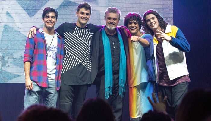 Zé Toledo (Werner Schunemann) e os integrantes da boy band Z4 (Foto: Victor Silva/SBT)