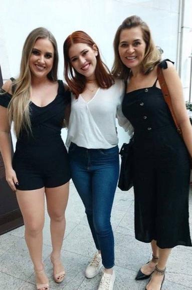 Ex-BBB Patrícia Leite reencontra colegas do programa (Foto: Reprodução)