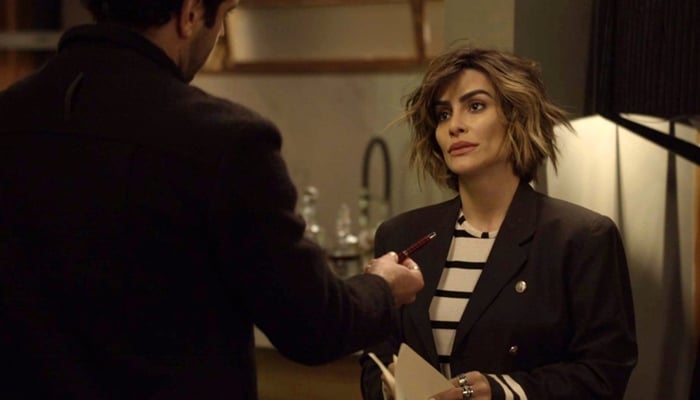 Emílio (João Baldasserini) e Betina (Cleo) em cena de O Tempo Não Para (Foto: Divulgação/Globo)