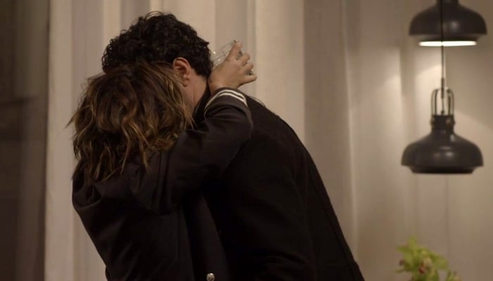Betina (Cleo) beija Emílio (João Baldasserini) em O Tempo Não Para (Foto: Divulgação/Globo)