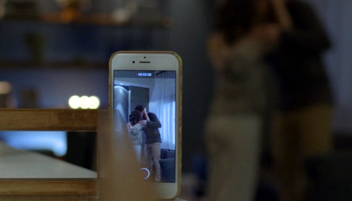 Celular de Betina (Cleo) grava momento comprometedor em O Tempo Não Para (Foto: Divulgação/Globo)