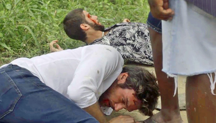 Beto (Emilio Dantas) e Ícaro (Chay Suede) levam surra em cena de Segundo Sol (Foto: Divulgação/Globo)