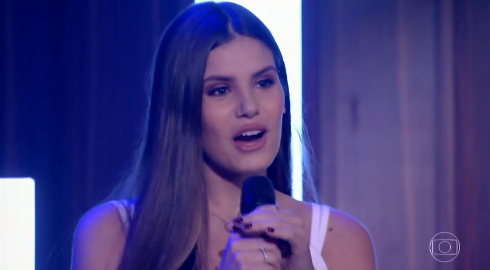 Ainda noiva, Camila cantou para o agora marido (Foto: Divulgação)