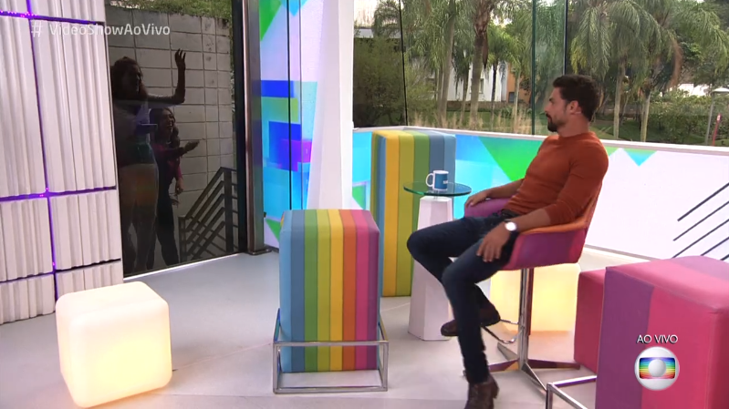 Cauã Reymond deixa apresentadoras do Vídeo Show presas fora do estúdio (Foto: Reprodução/Globo)