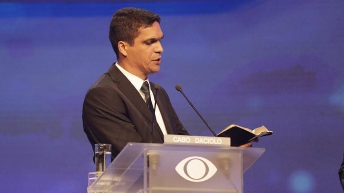 Cabo Daciolo chegou a ler trecho da Bíblia no Debate da Band (Foto: Divulgação/Band)