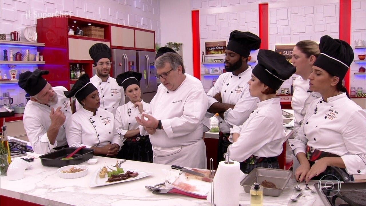 Chef Roland Villard dá workshop no Super Chef Celebridades 2018 no Mais Você (Foto: Reprodução)