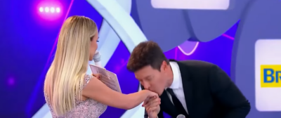 Rodrigo Faro beija mão de Eliana durante o Teleton 2017. (Foto: Reprodução)