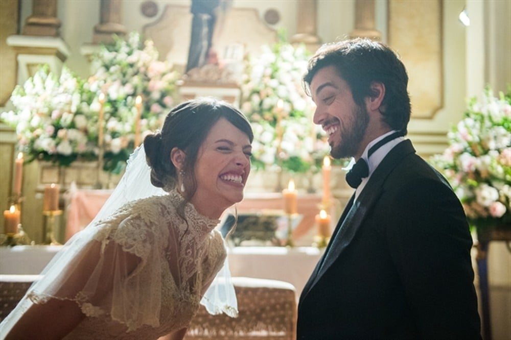 Ema usa coque e brincos de pérola em seu casamento com Ernesto em Orgulho e Paixão (Foto: Victor Pollak/Globo)