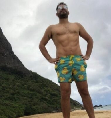 Evaristo Costa apareceu sem camisa em foto  (Foto: Reprodução)