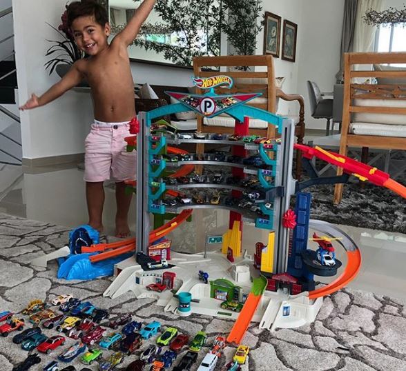 Garoto apareceu sorridente ao lado de seu presente (Foto: Reprodução/Instagram)
