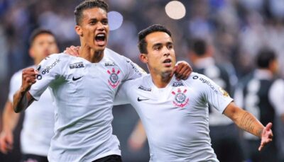 Os meias Pedrinho e Jadson na partida Corinthians x Colo Colo
(Foto: Djalma Vassão/Gazeta Press)