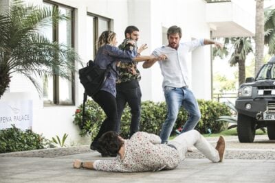 Beto (Emilio Dantas) dá surra em Remy (Vladimir Brichta) em Segundo Sol
(Foto: Globo/João Miguel Júnior)