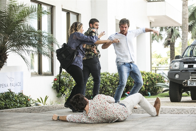 Beto (Emilio Dantas) dá surra em Remy (Vladimir Brichta) em Segundo Sol (Foto: Globo/João Miguel Júnior)