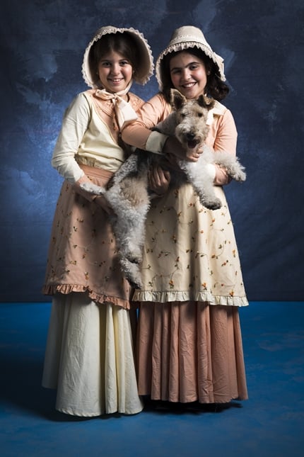 Kiki (Natalia Rodrigues ) e Nico (Raphaela Alvitos) com o fox terrier Pirata (Nietzsche)em O Tempo Não Para<br /> (Foto: Globo/João Miguel Júnior)