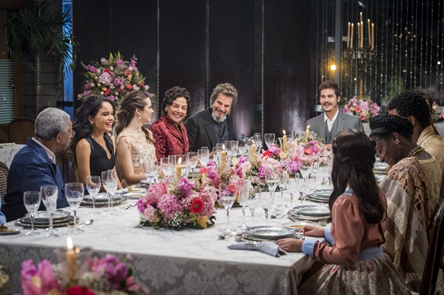 O jantar de noivado de Marocas (Juliana Paiva) e Samuca (Nicolas Prattes) (Foto: Globo/Paulo Belote)