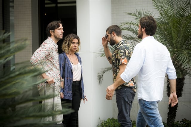 Beto (Emilio Dantas) e Ícaro (Chay Suede) impedem fuga de Luzia (Giovanna Antonelli) em Segundo Sol (Foto: Globo/João Miguel Júnior)