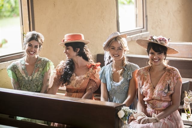 Ema (Agatha Moreira) e as irmãs Benedito no casamento de Elisabeta (Nathalia Dill) (Foto: Globo/João Miguel Júnior)