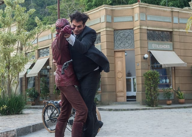 Darcy (Thiago Lacerda) defende Elisabeta de atentado em Orgulho e Paixão (Foto: Globo/Raquel Cunha)