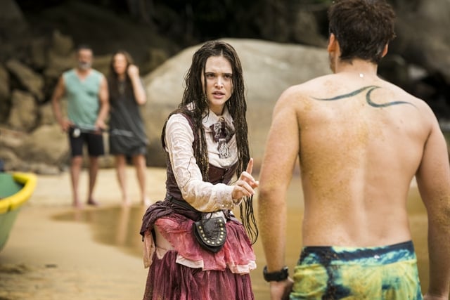 Marocas (Juliana Paiva) diante de Samuca (Nicolas Prattes) em cena de O Tempo Não Para (Foto: Globo/João Miguel Júnior)