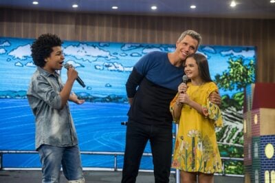 Márcio Garcia com Mel Maia e JP Rufino no Tamanho Família
(Foto: Globo/Raquel Cunha)