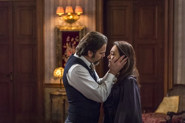 Aurélio (Marcelo Faria) pede a mão de Julieta (Gabriela Duarte) em casamento (Foto: Globo/Paulo Belote)
