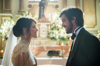 Ema (Agatha Moreira) e Ernesto (Rodrigo Simas) durante casamento em Orgulho e Paixão
(Foto: Globo/Raquel Cunha)