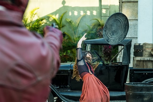 Elisabeta (Nathalia Dill) se defende de tiro com lata de lixo em Orgulho e Paixão (Foto: Globo/Raquel Cunha)