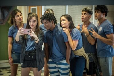 Sofia (Bella Piero) e Garoto (Pedro Maya) com amigo em Malhação
(Foto: Globo/Raquel Cunha)