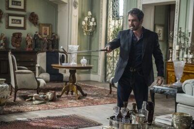 Edgar (Caco Ciocler) quebra tudo em casa em Segundo Sol
(Foto: Globo/Raquel Cunha)