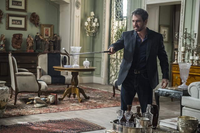 Edgar (Caco Ciocler) quebra tudo em casa em Segundo Sol (Foto: Globo/Raquel Cunha)