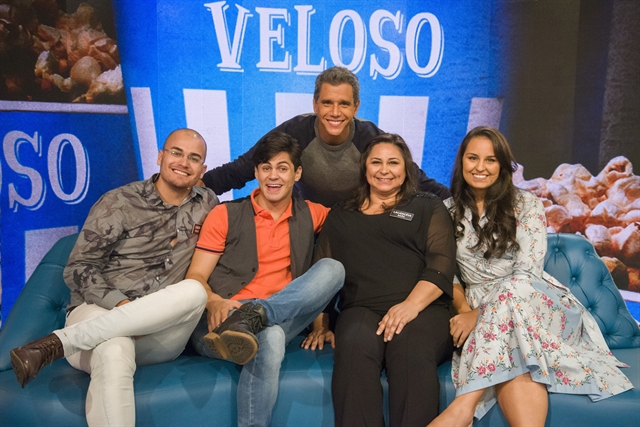 Márcio Garcia com Lucas Veloso e sua família (Foto: Globo/César Alves)
