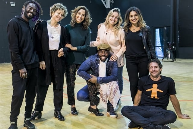 Jonathan Azevedo, Leandra Leal, Camila Pitanga, Lázaro Ramos, Fernanda Gentil, Dira Paes e Flávio Canto, os apresentadores do Criança Esperança 2018 (Foto: Globo/João Miguel Junior)