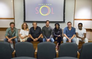 O autor João Emanuel Carneiro com elenco e direção de Segundo Sol (Foto: Globo/Estevam Avellar)