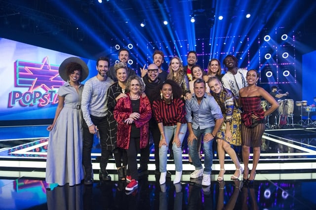 Os apresentadores Taís Araújo e Tiago Abravanel com o elenco da 2ª temporada do PopStar (Foto: Globo/Estevam Avellar)