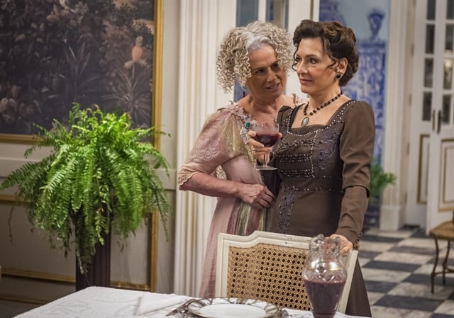 Ofélia (Vera Holtz) e Lady Margareth (Natalia do Vale) em cena de Orgulho e Paixão (Foto: Globo/Paulo Belote)