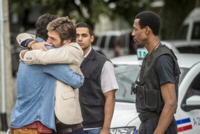 Beto (Emilio Dantas) Valentim (Danilo Mesquita) após ser preso em Segundo Sol
(Foto: Globo/João Cotta)