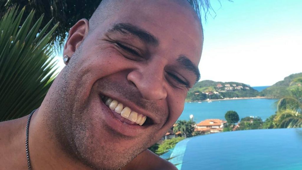O ex-jogador Adriano Imperador faz festinhas em sua mansão no Rio de Janeiro. (Foto: Reprodução)