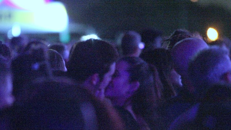 Os dois foram flagrados aos beijos durante show (Foto: AgNews)