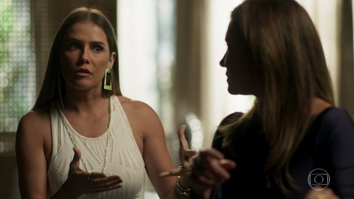 Karola (Deborah Secco) e Laureta (Adriana Esteves) em cena de Segundo Sol (Foto: Reprodução/Globo)