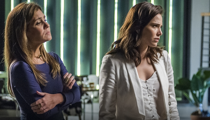 Laureta (Adriana Esteves) e Rosa (Leticia Colin) em cena de Segundo Sol (Foto: Globo/Paulo Belote)