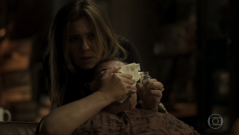 Laureta (Adriana Esteves) mata Januária (Zeca de Abreu) em cena de Segundo Sol (Foto: Reprodução/Globo)