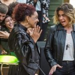 Luzia comemora sua absorvição em Segundo Sol (Foto: Reprodução)
