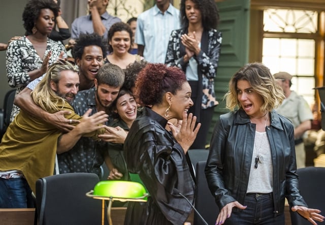 Luzia (Giovanna Antonelli) é absolvida do crime em Segundo Sol (Foto: Globo/Paulo Belote)