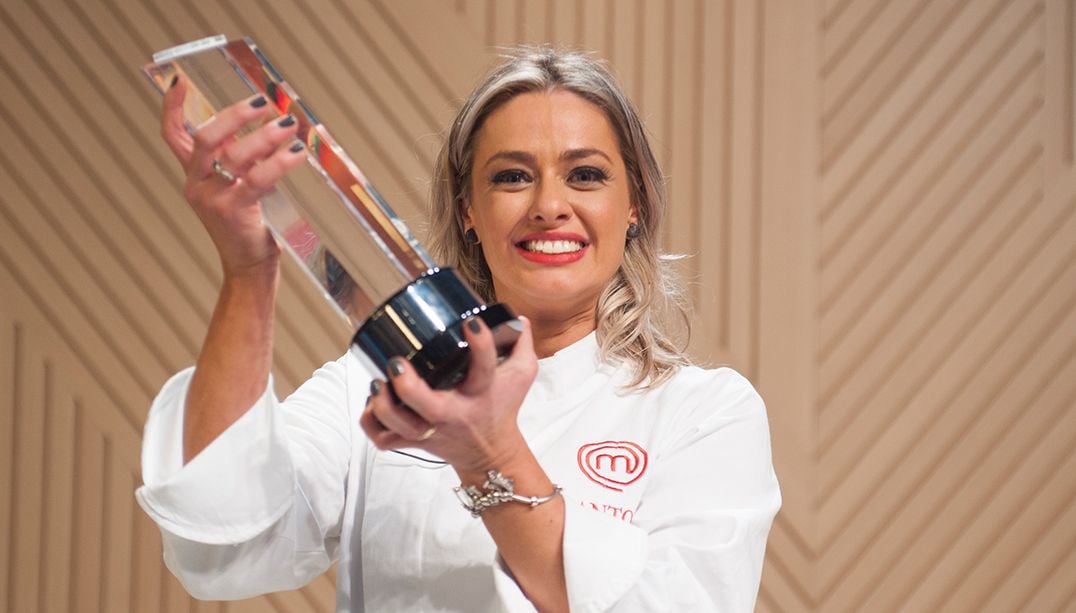 Maria Antonia posa com seu troféu de MasterChef Brasil (Foto: Divulgação)